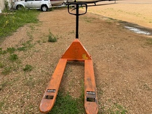 lot 7 image: Hand Pallet Jack. 2500KG
