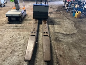 lot 2 image: 2014 Raymond Model 8410 Double Pallet Rider Jack