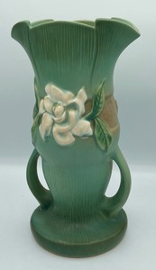 lot 16 image: Vintage c. 1950s Roseville Pottery Gardenia Green #685 Vase