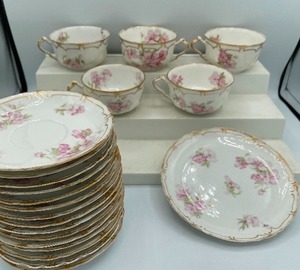 lot 22 image: Haviland and Co. Limoges France 21 Piece China