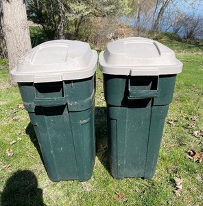 lot 37 image: LOT of 2 Rubbermaid 30-Gallon Rough Neck Garbage Cans and Lids