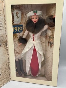 lot 74 image: Vintage Mattel Barbie 1995 Hallmark Holiday Memories Special Edition NEW