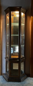 lot 80 image: Lighted Curio Cabinet