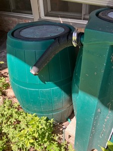 lot 23 image: Train rain barrels, rain catcher series 4000.