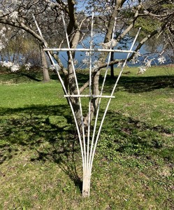 lot 34 image: White Plastic Trellis