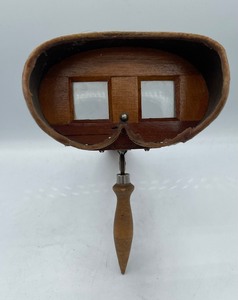 lot 105 image: Universal Photo Art Co. Stereoscope Viewer