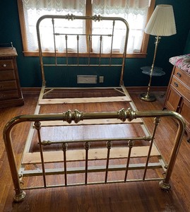 lot 108 image: Full Size Brass Bed Frame Set