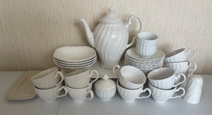 lot 127 image: 31 Piece Vintage Johnson Brothers Plates Cups Carafe