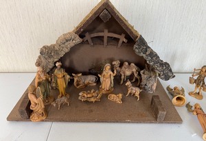 lot 145 image: 16 Piece Fontanini Italian Nativity Set