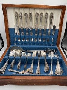 lot 151 image: WM. Rogers 1953 Silverplated 65 Piece Flatware (Jubilee) and Case