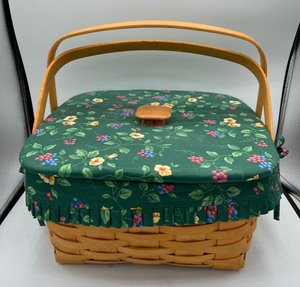 lot 168 image: Longaberger Medium Picnic Basket