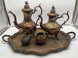 lot 183 image: Reed and Barton 1795 Winthrop Pumpkin Coffee Pot, Tea Pot Cream & Sugar and Tray