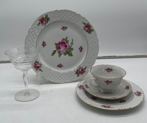 lot 186 image: Bavaria Schumann Arzberg Rose China and Etched Glass Wine Glasses