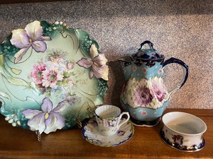 lot 230 image: Pretty Purples Hot Chocolate Pot , Lily Bowl lot