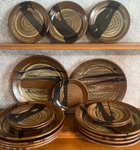 lot 238 image: Albert Lea MN Pottery Artist Steve Tubbs Dinner Plates lot
