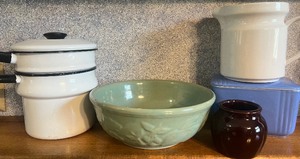 lot 239 image: USA Crock ware Bowl with Fruit, Hall China Refrigerator dish