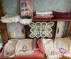 lot 208 image: Pink Entertaining LOT Tray Placemats, Vintage Doilies, Candles