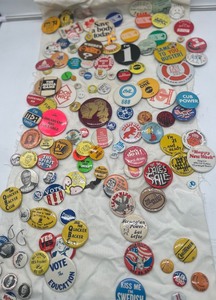 lot 376 image: Vintage Pin Back Button Collection