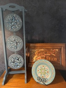 lot 210 image: Rosemaled Folding Pie Stand, wood plate and painted door