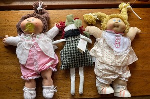 lot 258 image: Cabbage Patch Dolls and Woof Poof Angel Bear Bag