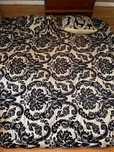 lot 262 image: Full Size Heavy Comforter and 2 Pillow Shams
