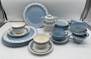 lot 302 image: WEDGEWOOD Vintage Queens Ware England Embossed China 21 Pieces