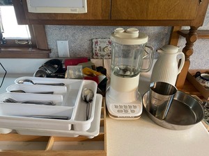 lot 392 image: Kitchen Aid Blender, Flatware and Kitchen Misc
