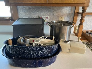 lot 393 image: Stock Pot, Elect Knife, Foldable Step Stool and Kitchen Misc