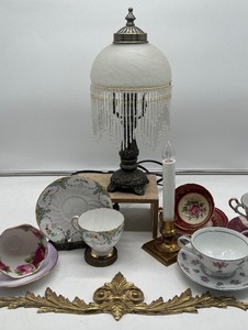lot 448 image: Small Table Lamp and Teacup Sets Lot