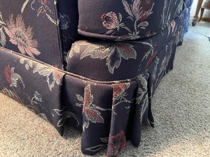 lot 367 image: Dark Blue Flex Steel Couch 6 foot long