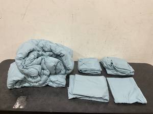 lot 227 image: Sky Blue Queen Size 5 Piece Comforter