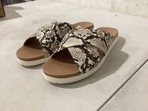 lot 242 image: Size 9.5 Amazon Essentials Womens Criss Cross Sport Sandal