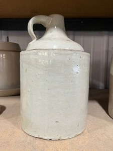 lot 22 image: 1 gallon white crock jug