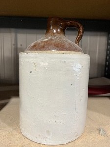 lot 24 image: 1 Gallon 2 tone crock jug