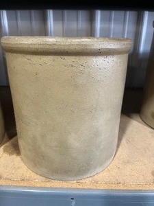 lot 43 image: 2 gallon Red Wing Pattern Crock