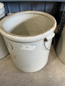 lot 86 image: 10 Gallon Red Wing Crock
