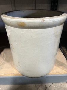 lot 67 image: 4 Gallon Red Wing Crock