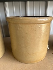 lot 17 image: 2 gallon Red Wing Crock Target Pattern