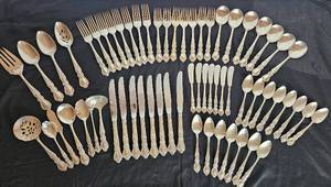 lot 21 image: Rogers Bros International Silver Heritage Silverplate Set - 63 pieces total