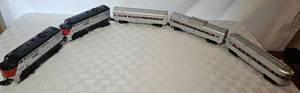 lot 53 image: Lionel Ammtrak 8903 & 8904 Engines plus 16013, 16014, 16015 passenger cars (O Gauge)