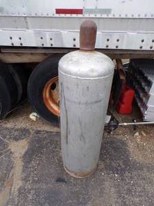 lot 8 image: 100# Propane Tank
