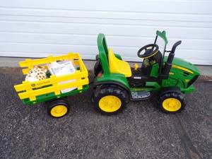 lot 1 image: John Deere Riding Toy Tractor with Trailer  UNUSED