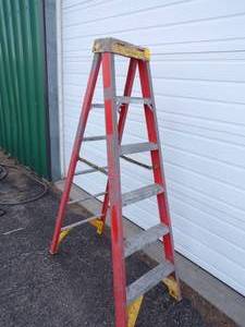 lot 87 image: 6 Fiberglass Step Ladder