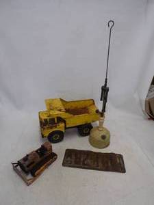 lot 48A image: Vintage Tonka, Lamp, License Plate