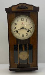 lot 5 image: Vintage RUBY Clock With Key