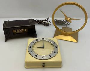 lot 14 image: Misc. Vintage Clocks (One Has Cracked Glass)