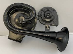 lot 21 image: Vintage Two Way 12 Volt Electric Horn