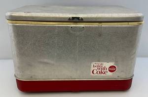 lot 38 image: Vintage Coca-Cola Cooler (AS SEEN)