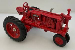lot 44 image: Vintage Ertl Farmall F20 Tractor