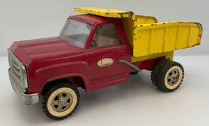 lot 46 image: 1960s Tonka Pressed Steel Red & Yellow Dump Truck